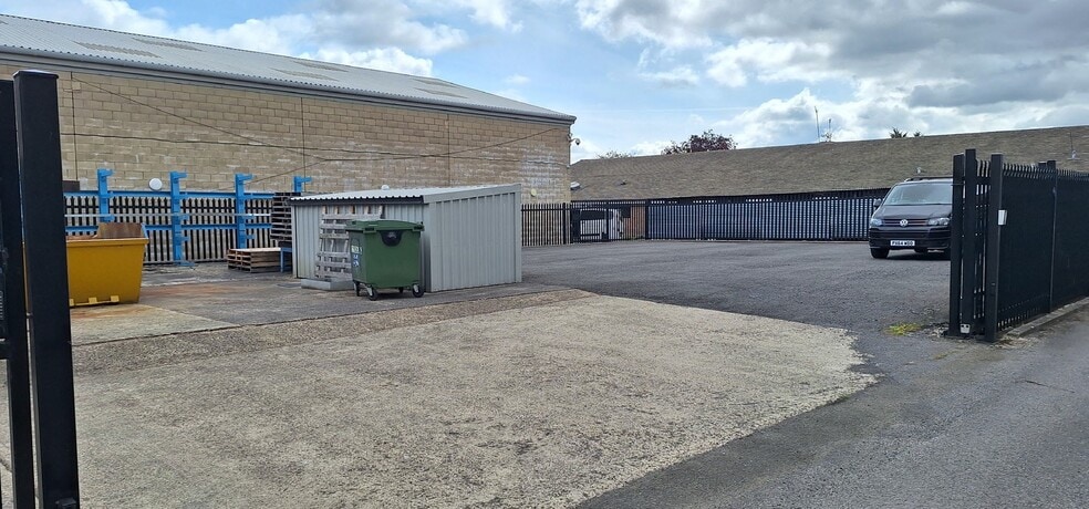 2 Eastbrook Rd, Gloucester to rent - Building Photo - Image 2 of 2