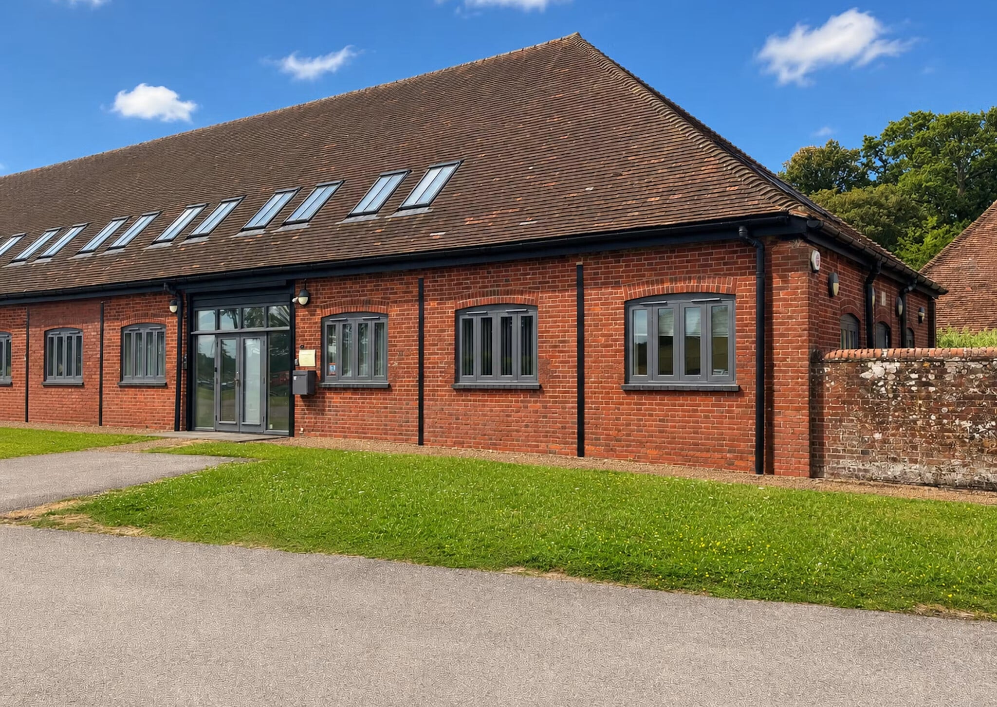 Manor Ct, Basingstoke to rent Building Photo- Image 1 of 4