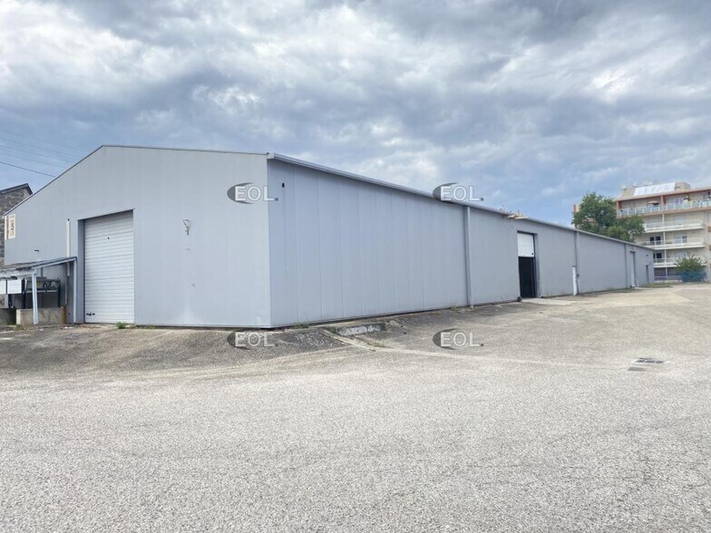Industrial in Vénissieux to rent - Building Photo - Image 1 of 9