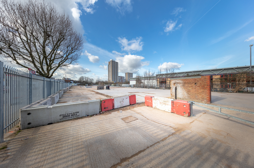 Coronation Rd, London for rent - Building Photo - Image 3 of 3