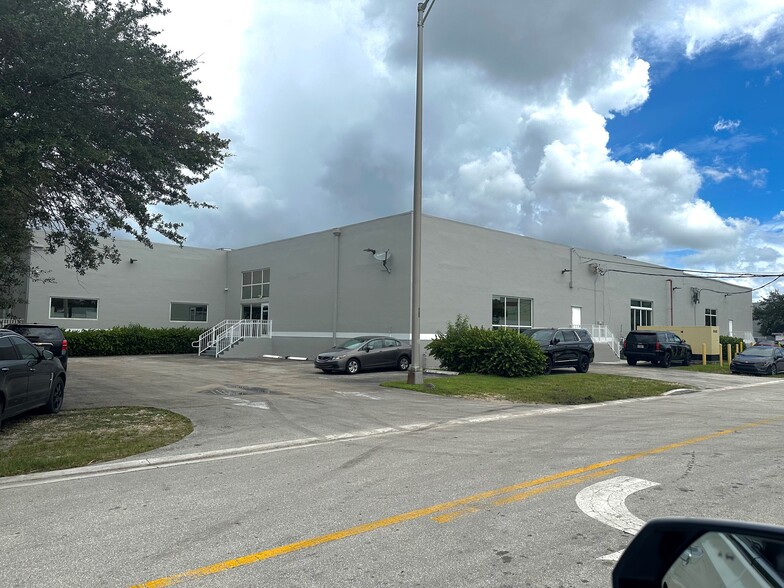 550 W 84th St, Hialeah, FL for sale - Building Photo - Image 2 of 5