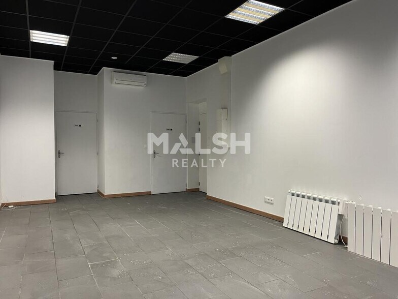 Retail in Lyon to rent - Interior Photo - Image 2 of 4