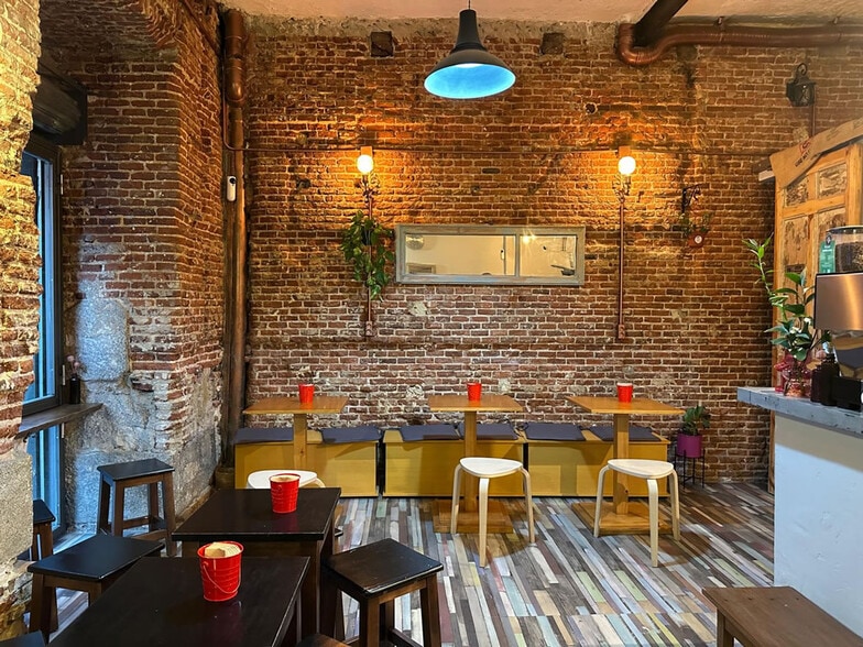 Retail in Madrid, Madrid to rent - Building Photo - Image 3 of 6