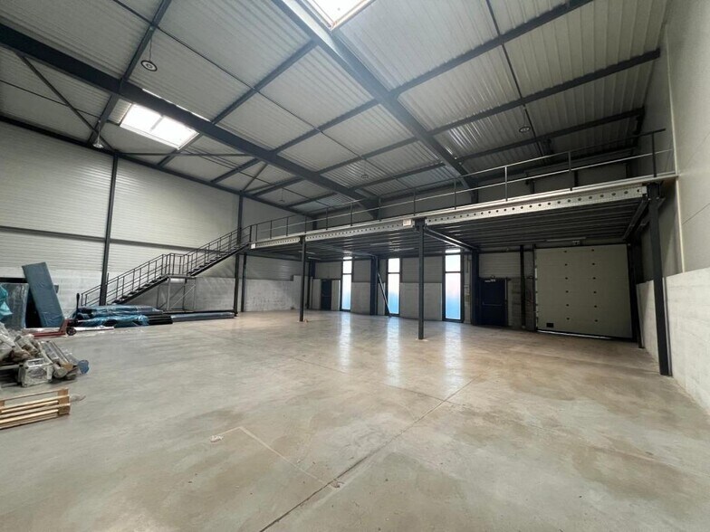 Light Industrial in Villefontaine to rent - Interior Photo - Image 2 of 3
