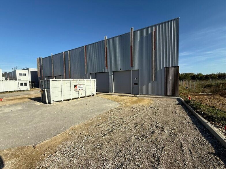 Light Industrial in Louvres to rent - Building Photo - Image 2 of 12