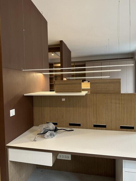 Light Industrial in Paris to rent - Interior Photo - Image 3 of 7