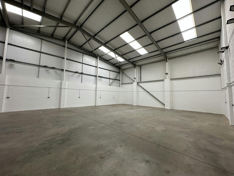 Central Ave, West Molesey to rent - Building Photo - Image 2 of 5