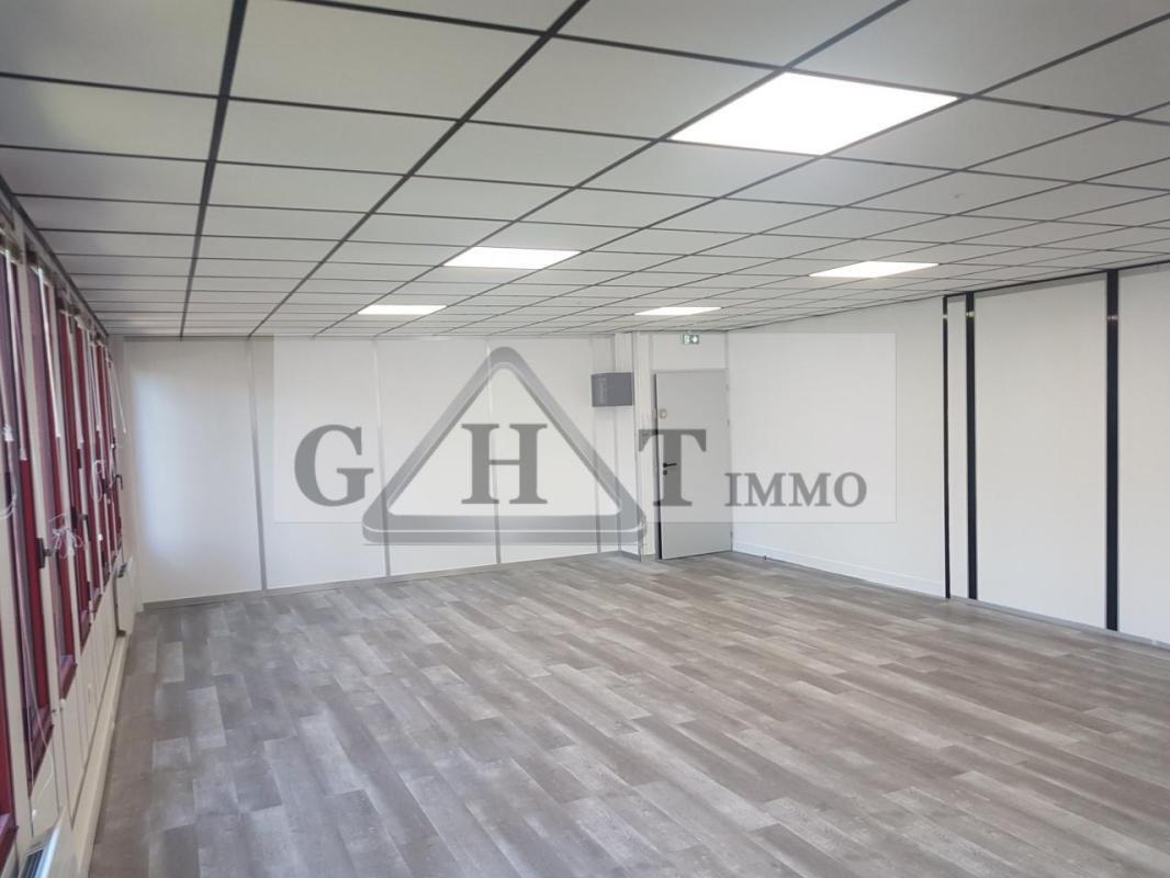 Industrial in Les Ulis for sale Interior Photo- Image 1 of 4