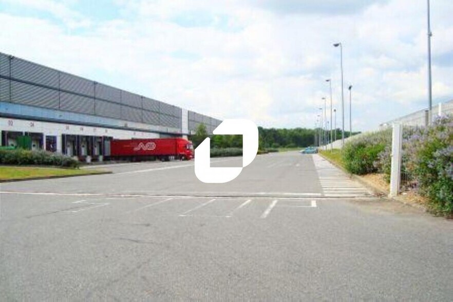 Industrial in Lieusaint to rent - Building Photo - Image 2 of 6