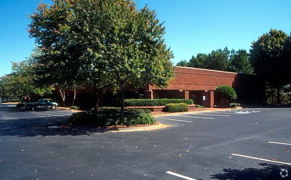 5600 Oakbrook Pky, Norcross, GA for rent - Building Photo - Image 2 of 10