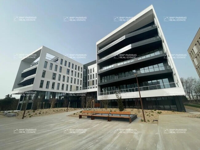 Location Bureaux 176 m² à 8 299 m²