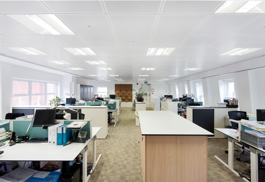 21-26 Garlick Hl, London to rent - Interior Photo - Image 2 of 13