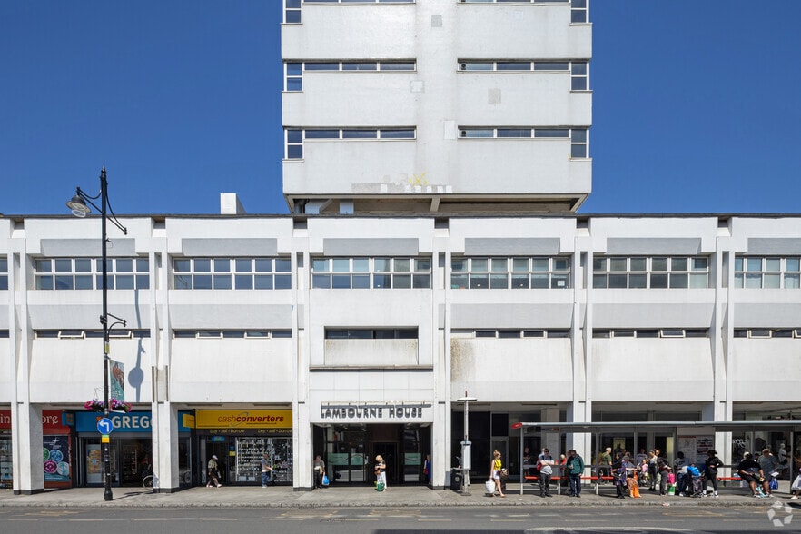 7 Western Rd, Romford to rent - Building Photo - Image 3 of 4