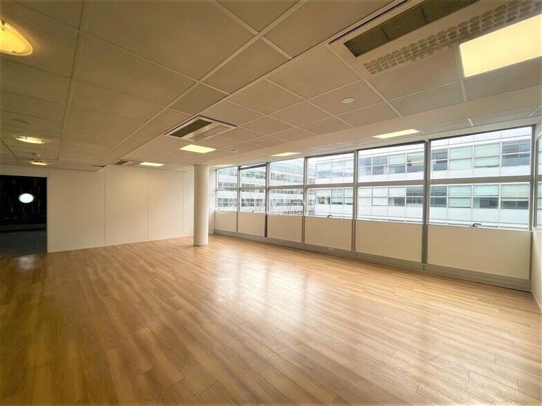 Office in Pantin to rent - Building Photo - Image 3 of 7