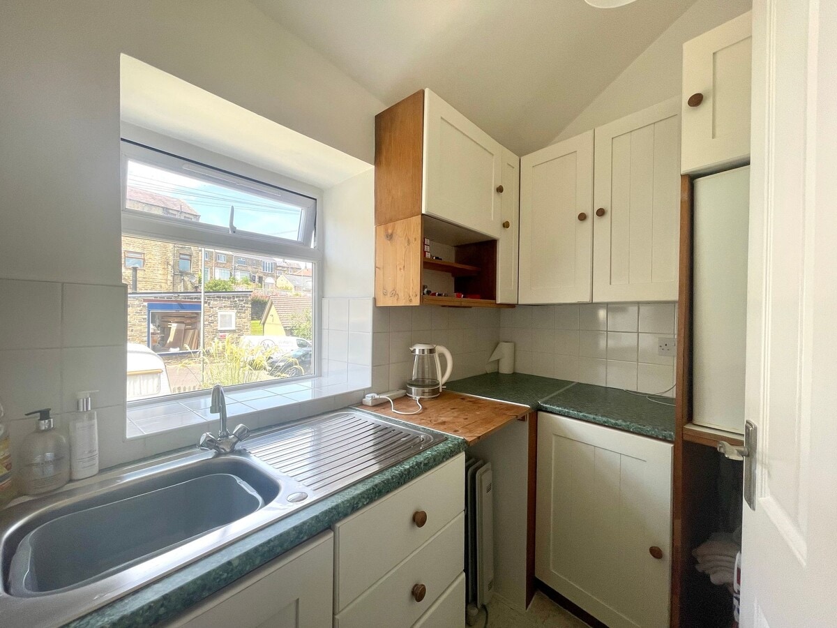334-334A Meltham Rd, Huddersfield, WYK HD4 7EX - Unit 334a - - Interior Photo - Image 2 of 10