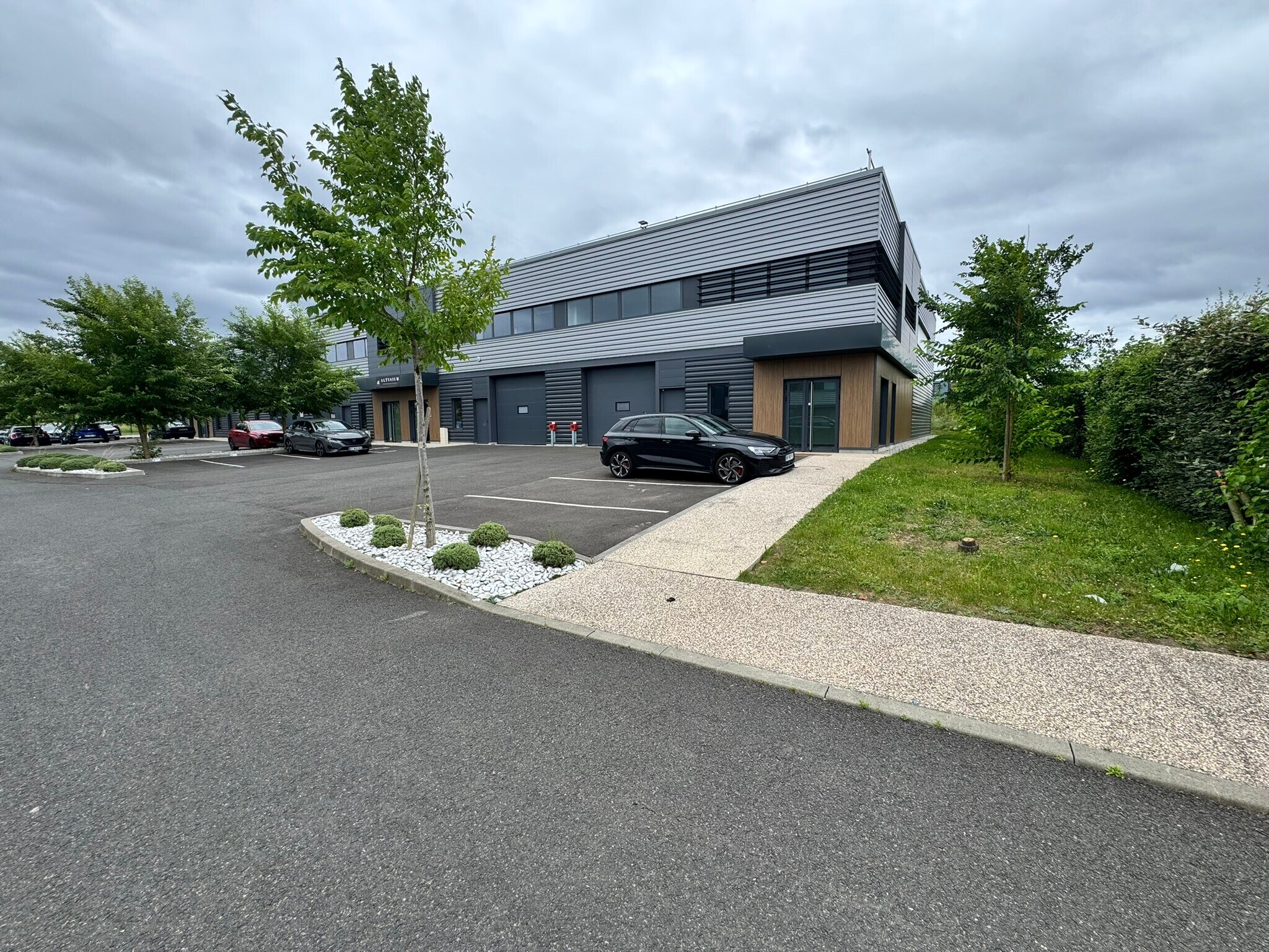 Light Industrial in Frépillon to rent Building Photo- Image 1 of 6