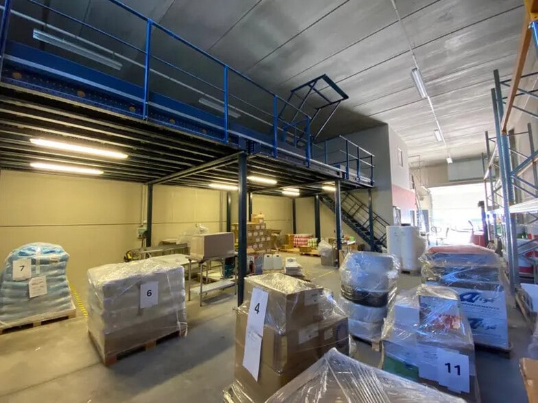 Light Industrial in Brignais to rent - Interior Photo - Image 2 of 7