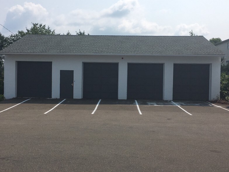 211 S Broad St, Meriden, CT 06450 UK