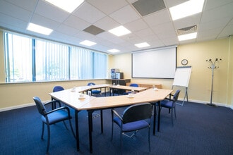 Oracle Dr, Solihull to rent Interior Photo- Image 1 of 2