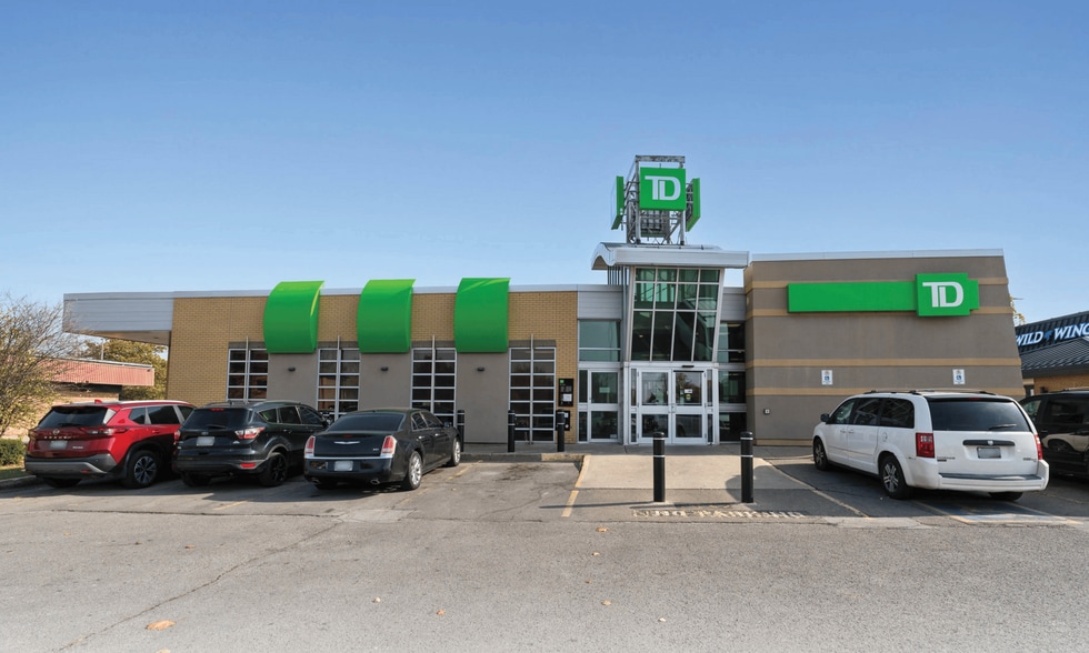 Ontario Retail Portfolio portfolio of 2 properties for sale on LoopNet.co.uk - Building Photo - Image 2 of 3