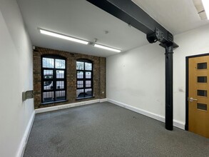 College Rd, Stoke On Trent for rent Interior Photo- Image 2 of 13