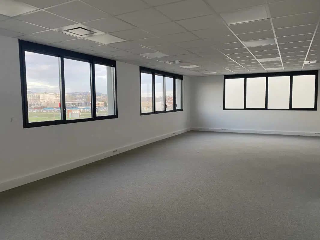 Office in Dardilly to rent Interior Photo- Image 1 of 8