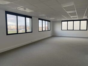 Office in Dardilly to rent Interior Photo- Image 1 of 8