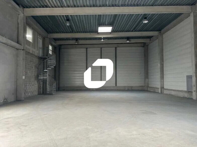 Light Industrial in Argenteuil to rent - Interior Photo - Image 2 of 17