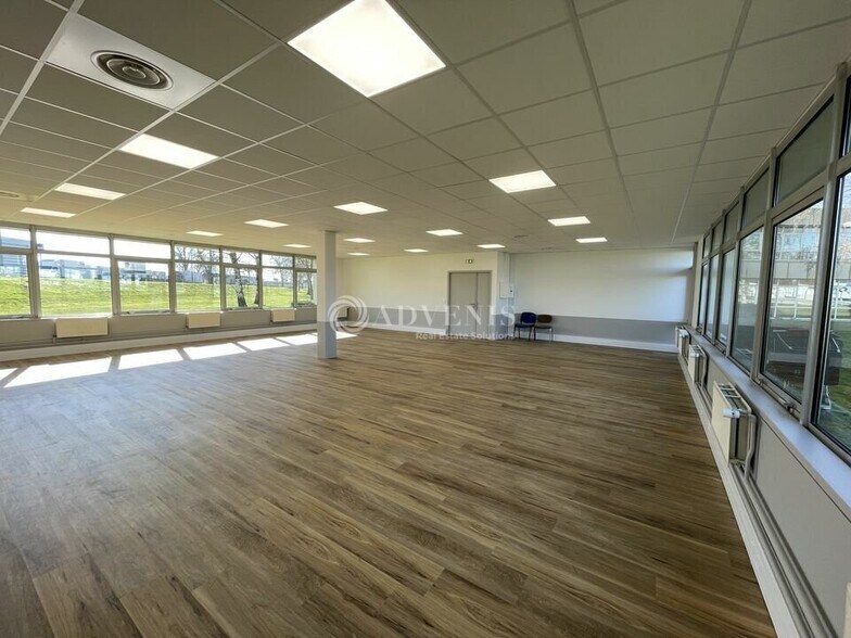 Office in Roissy-en-France to rent - Interior Photo - Image 2 of 9