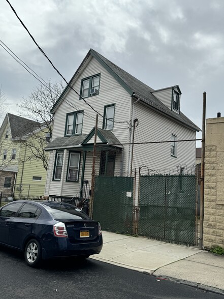 136 Prospect St, Staten Island, NY for sale - Primary Photo - Image 1 of 4