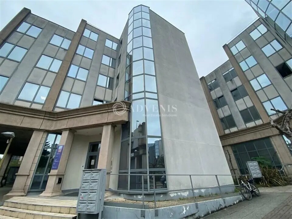 Office in Neuilly-Plaisance to rent Building Photo- Image 1 of 2