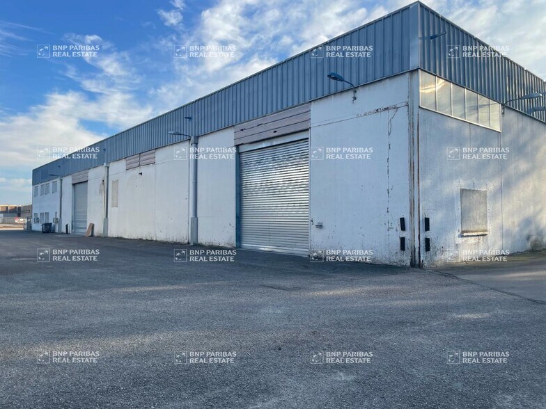Light Industrial in Vaulx-en-Velin to rent - Building Photo - Image 1 of 13