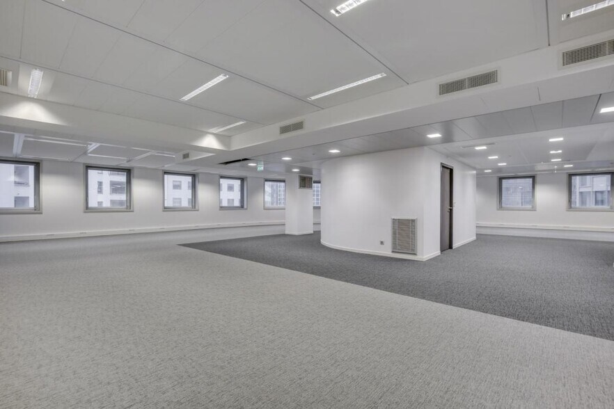 47 Rue Louis Blanc, Courbevoie to rent - Interior Photo - Image 2 of 15