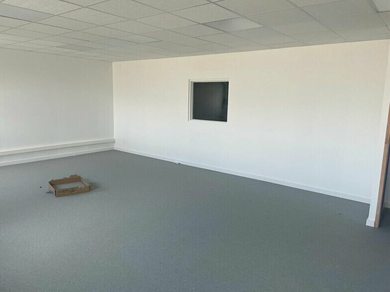 Light Industrial in Mions to rent - Interior Photo - Image 3 of 10