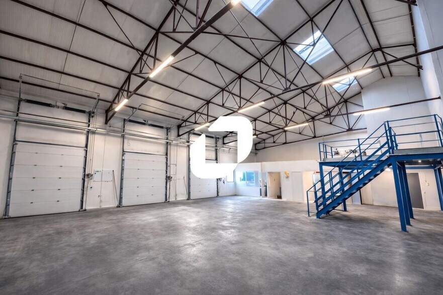 Light Industrial in Vaulx-en-Velin to rent - Building Photo - Image 1 of 33