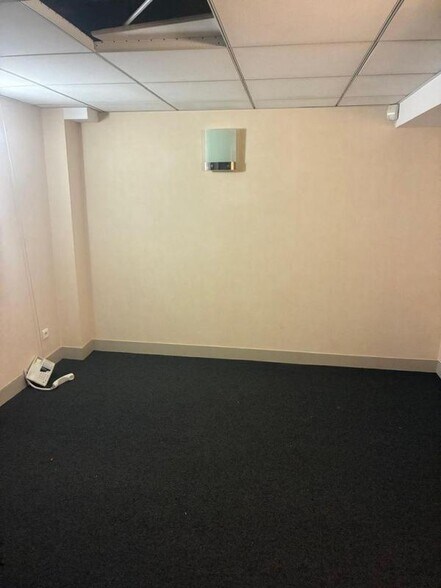 Retail in Sevres for sale - Interior Photo - Image 2 of 9