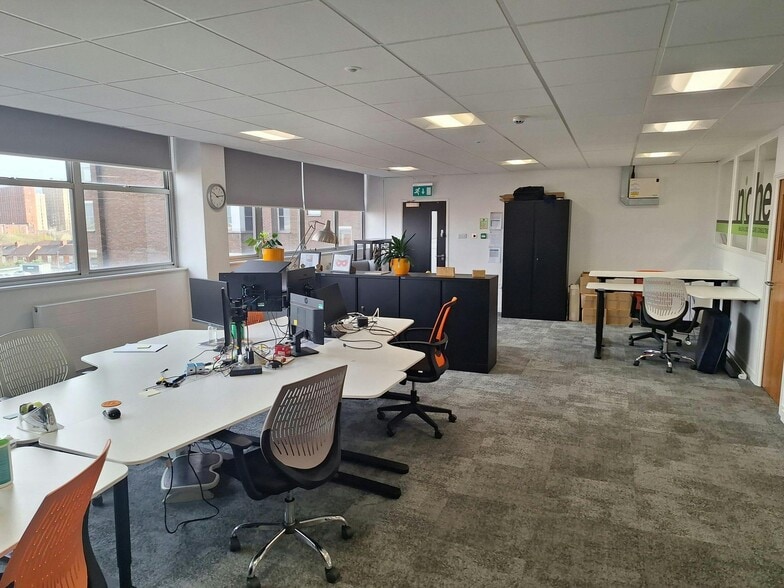 Chester Rd, Manchester to rent - Building Photo - Image 3 of 5