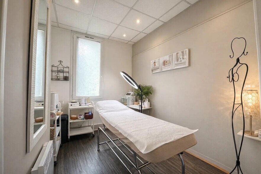 71 Ter Avenue Du Maréchal Foch, Neuilly-Plaisance for sale - Interior Photo - Image 2 of 11