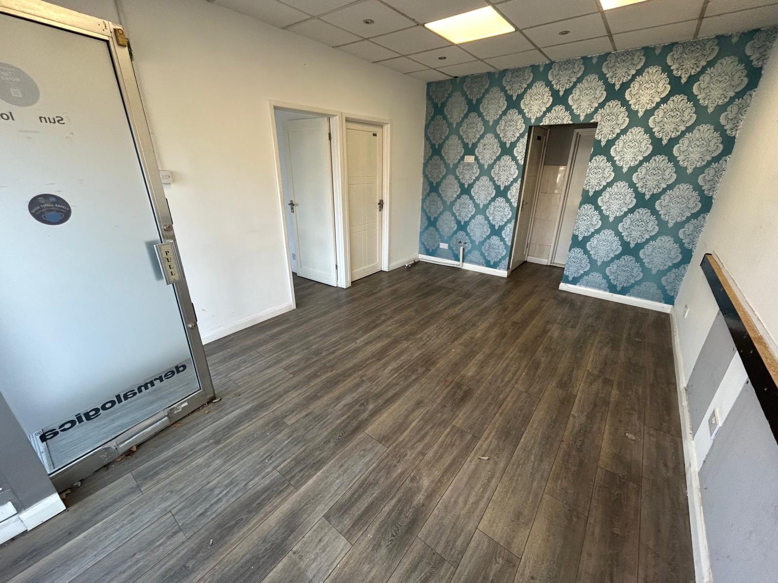 228 Tolworth Rise S, Surbiton to rent Primary Photo- Image 1 of 5