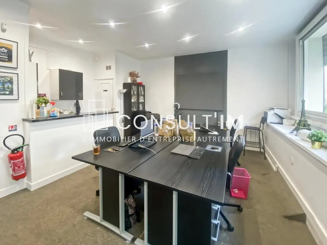 Office in Levallois-Perret for sale Building Photo- Image 1 of 8
