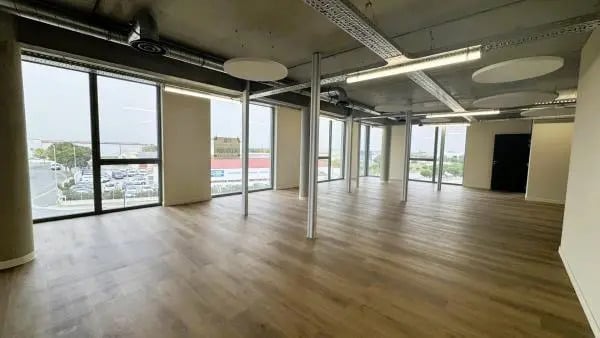 Location Bureaux 144 m² - Photo 1