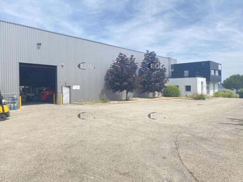 Industrial in Taluyers to rent - Building Photo - Image 3 of 20