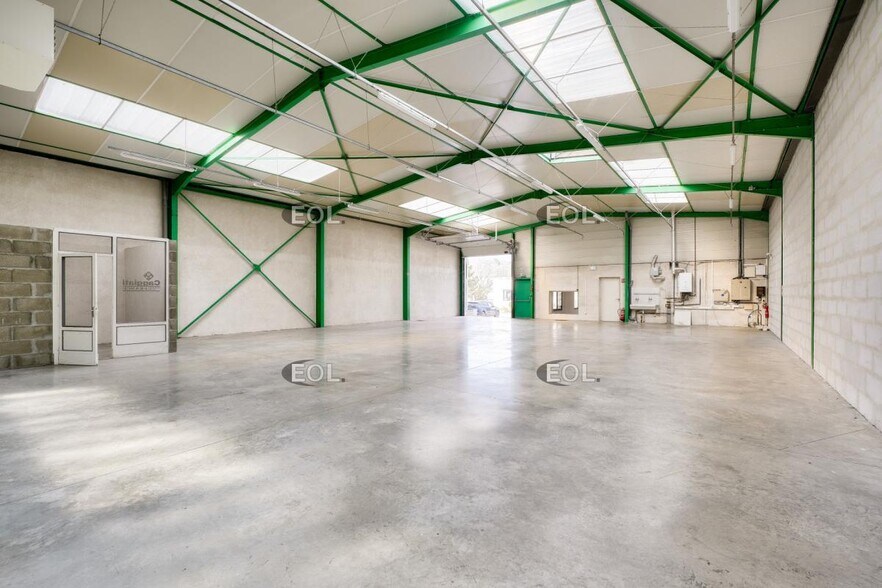 Industrial in Saint-Genis-Laval to rent - Interior Photo - Image 2 of 11