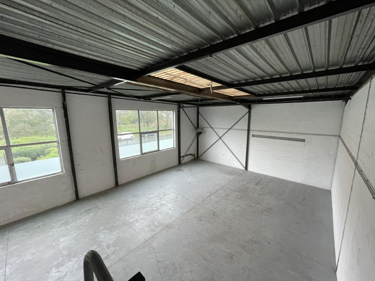 Light Industrial in SAINT-OUEN-L'AUMONE to rent Interior Photo- Image 1 of 12