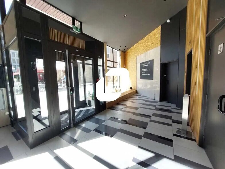 11-17 Rue Joël Le Theule, Montigny-le-Bretonneux to rent - Lobby - Image 3 of 14