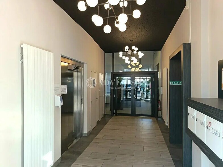 Office in Lille to rent - Lobby - Image 2 of 8
