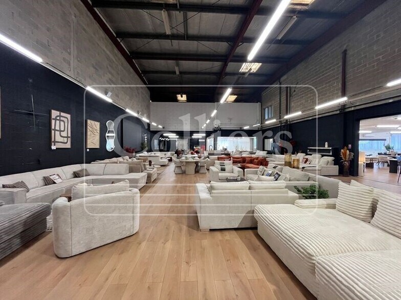 Light Industrial in Aubagne to rent - Interior Photo - Image 2 of 6