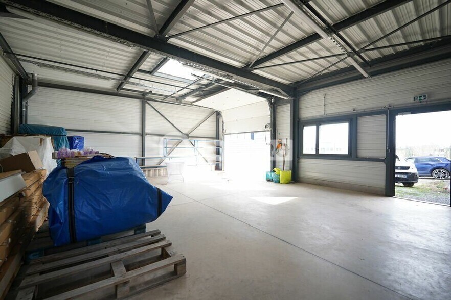 Light Industrial in Sainte-Consorce to rent - Interior Photo - Image 2 of 8