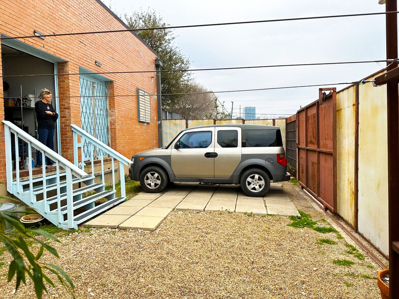 170 Leslie St, Dallas, TX for sale - Building Photo - Image 2 of 9