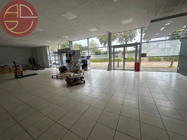 Retail in Toulouse to rent - Interior Photo - Image 2 of 7